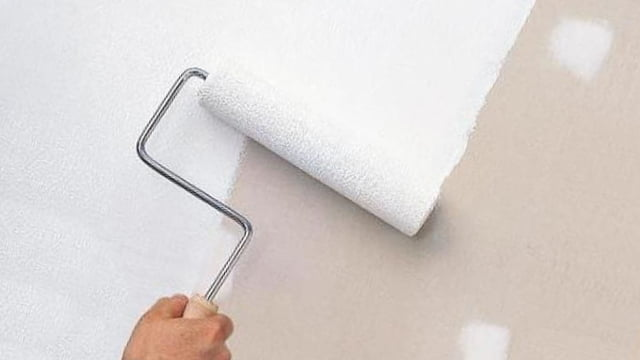 Sơn lót kháng kiềm bảo vệ tường khỏi ẩm mốc và ố vàng.