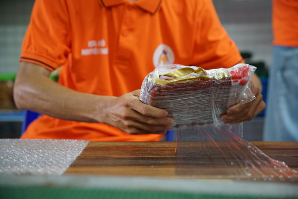 Áp dụng quy trình đóng gói 3 lớp gồm hút chân không, bọc xốp hơi và thùng carton kín giúp bảo vệ thực phẩm khô khỏi độ ẩm, va đập và mùi lạ trong suốt quá trình vận chuyển.
