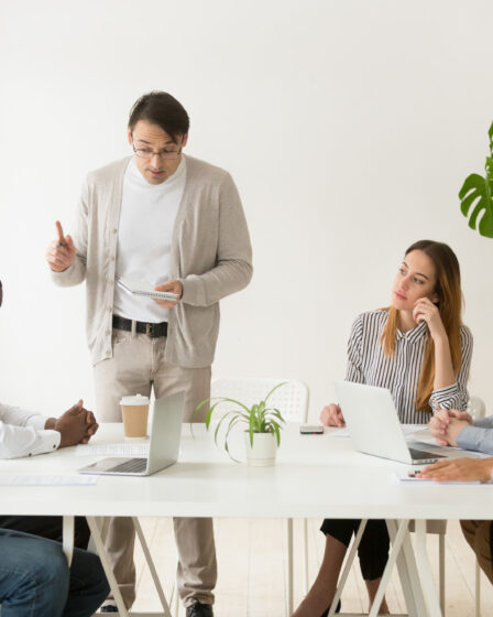 Công ty cổ phần cần tổ chức cuộc họp trước khi thông qua nghị quyết, quyết định giải thể