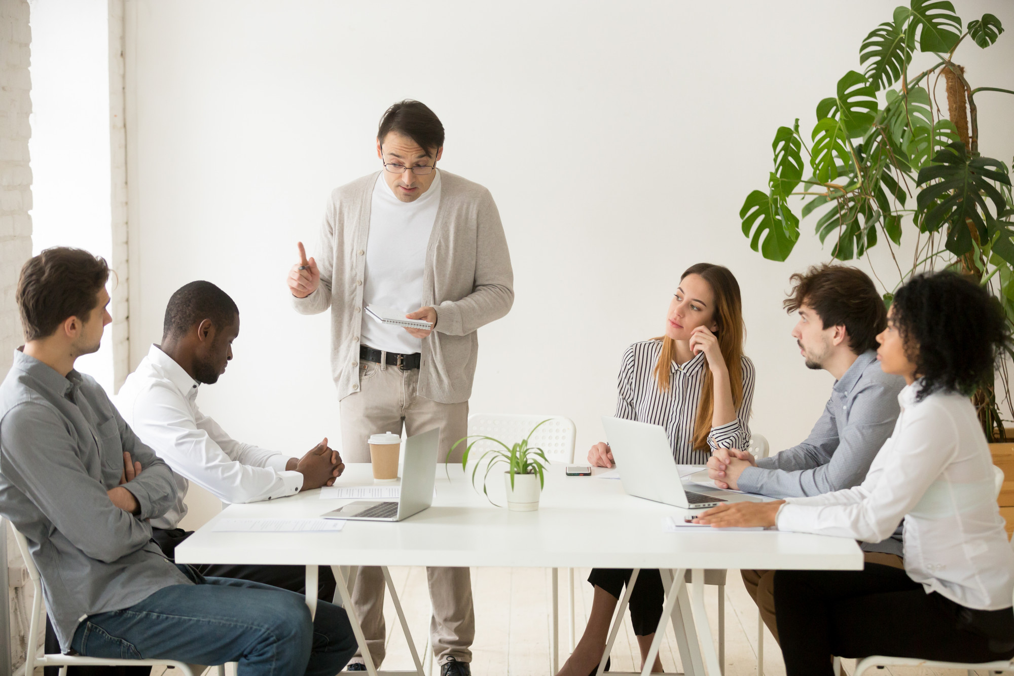 Công ty cổ phần cần tổ chức cuộc họp trước khi thông qua nghị quyết, quyết định giải thể