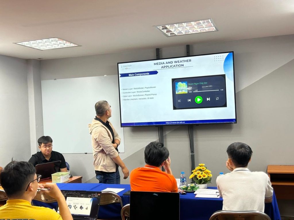 Học viên tham gia buổi đào tạo công nghệ, minh họa quá trình cập nhật kiến thức và kỹ năng để thích nghi với sự phát triển của AI.