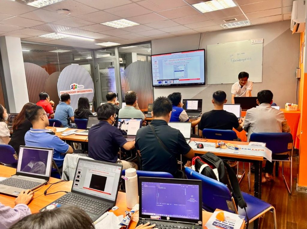 Học viên tham gia lớp đào tạo công nghệ, minh họa nhu cầu cập nhật kiến thức và kỹ năng trước sự thay đổi của thị trường CNTT.