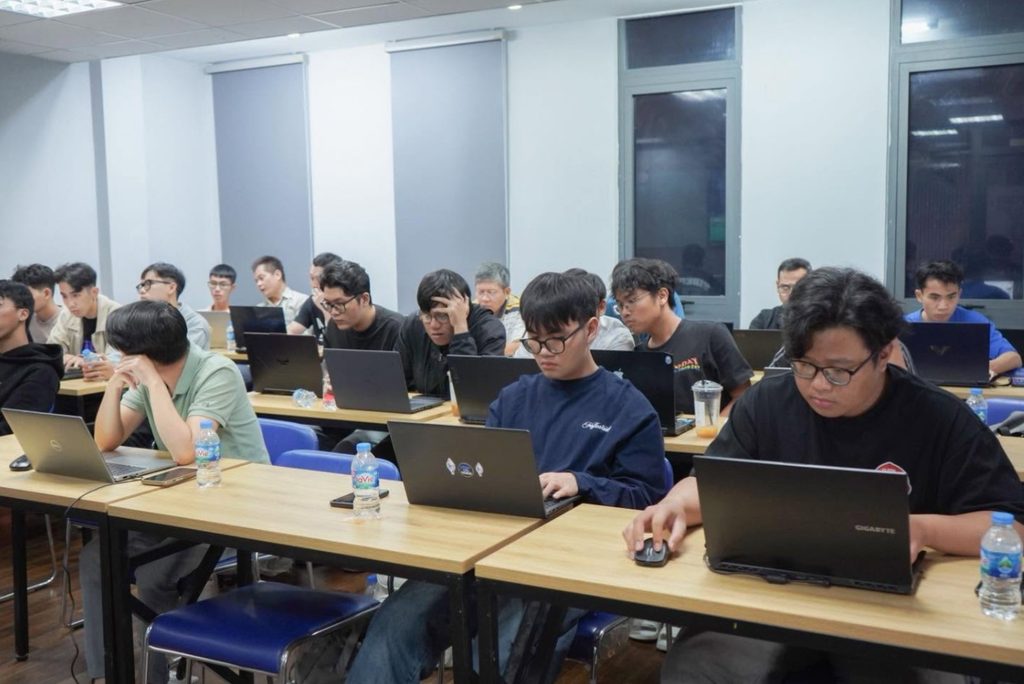 Học viên thực hành lập trình trên máy tính, minh họa quá trình rèn luyện kỹ năng CNTT trong môi trường học tập.